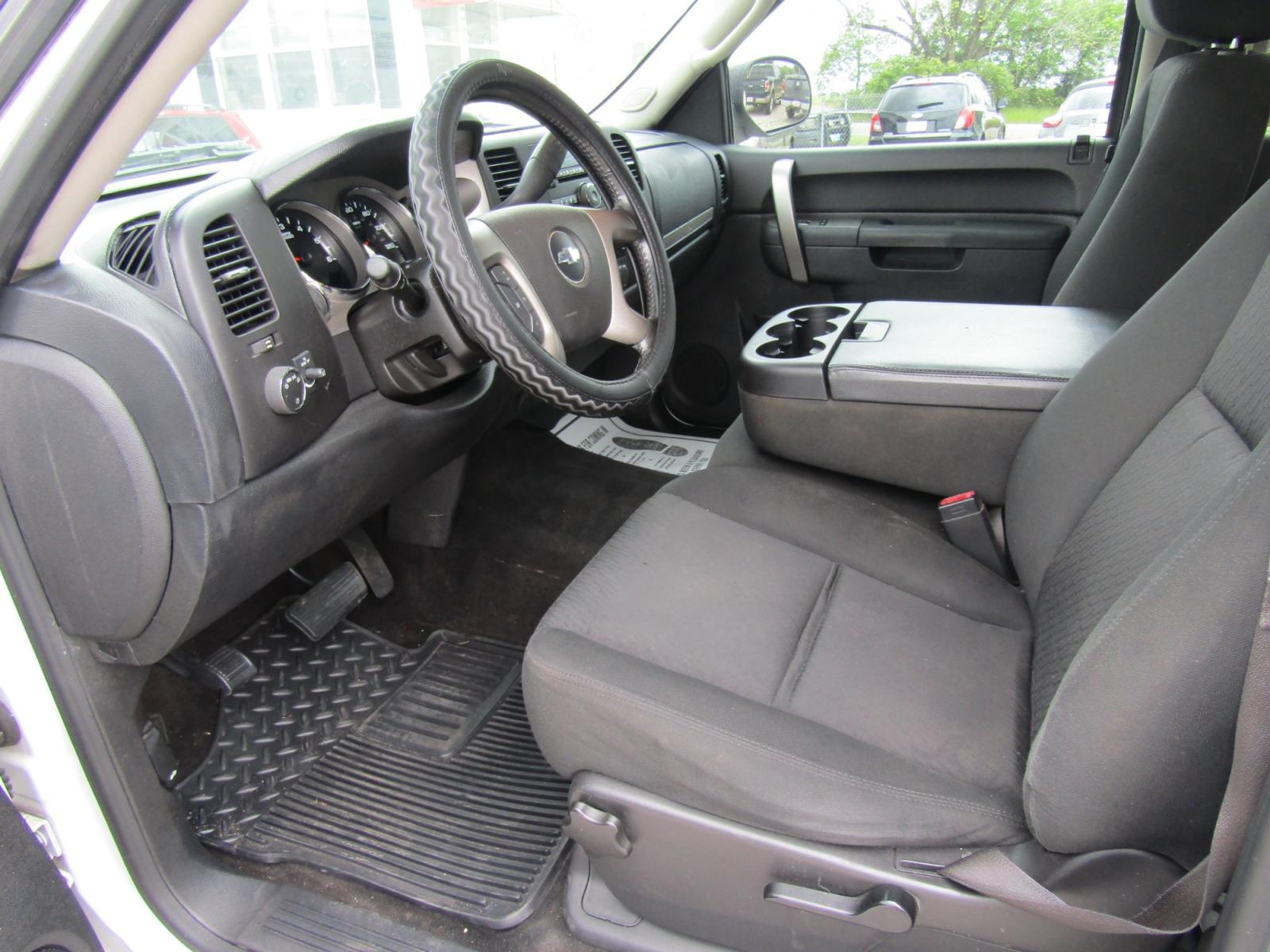 2013 White /Gray Chevrolet Silverado 1500 LT Crew Cab 2WD (3GCPCSEA8DG) with an 4.8L V8 OHV 16V engine, Automatic transmission, located at 15016 S Hwy 231, Midland City, AL, 36350, (334) 983-3001, 31.306210, -85.495277 - Photo #3